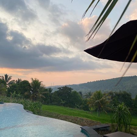 Lesong Hotel And Restaurant Munduk エクステリア 写真